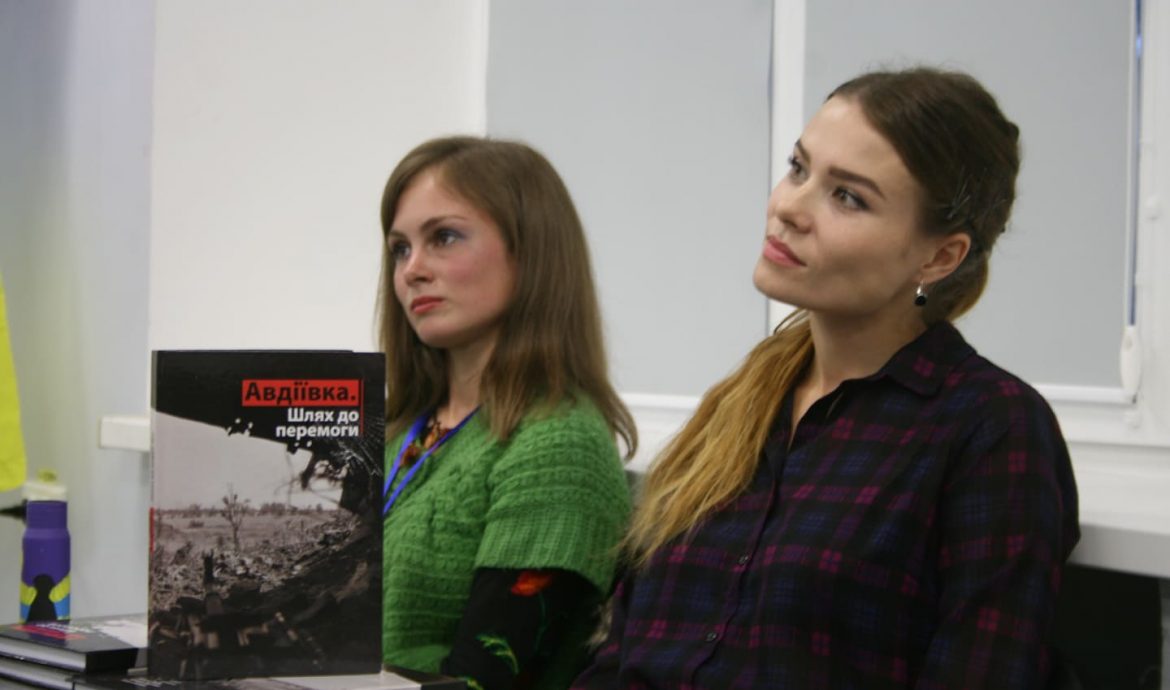 В Запоріжжі волонтери презентували книгу про Авдіївку