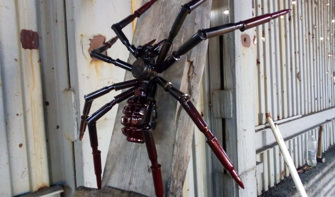 Сувенір: павук з металу