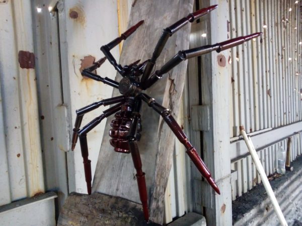 Сувенір: павук з металу