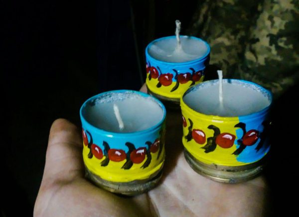 Декорована свічка "Ягоди війни" жовто-блакитна