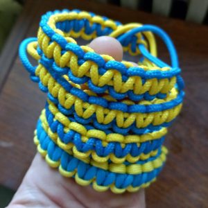 Жовто-блакитний паракордовий браслет